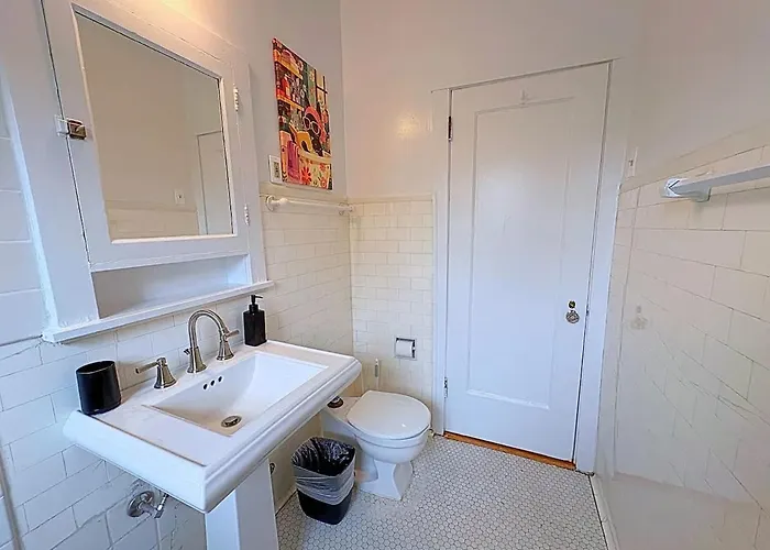 Апартаменты Charming 1br In - Hinman B3