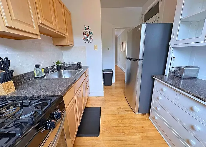 Апартаменты Charming 1br In - Hinman B3